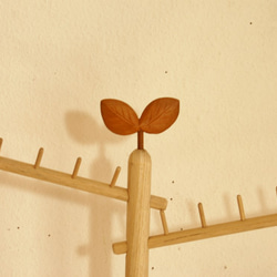 葉っぱ（茶色又は白木）のネックレスホルダー（ディスプレイ用） 3枚目の画像