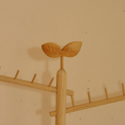 葉っぱ（茶色又は白木）のネックレスホルダー（ディスプレイ用） 5枚目の画像