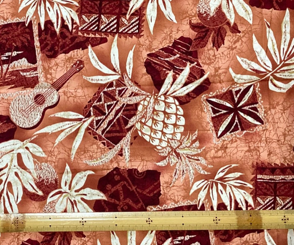 コットン生地 ハワイアン ブラウンにウクレレ・パイナップルプリント 112cm巾 1枚目の画像