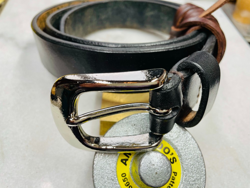 【CBNｰSLKS30〈BK〉】レザーベルト〈サイズ「105」〉 おしゃれ　人気　角型（銀）