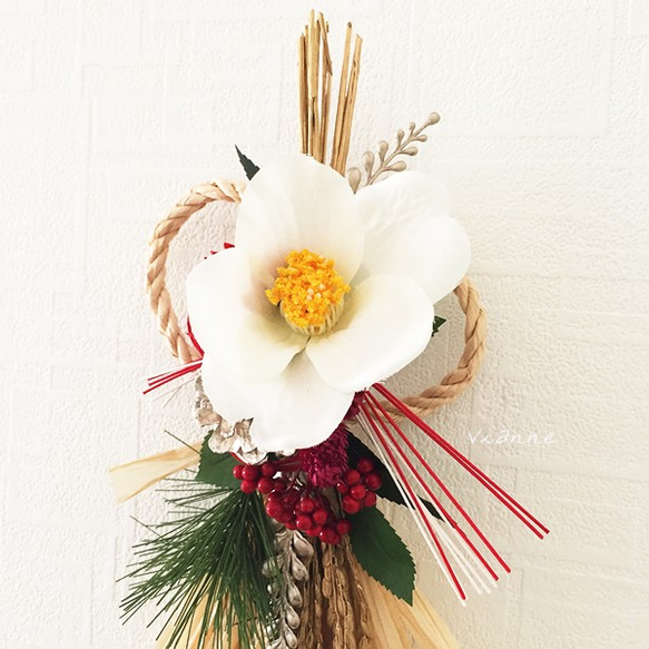 白椿と菊のしめ縄飾り 2枚目の画像