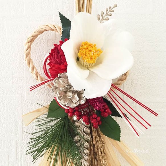 白椿と菊のしめ縄飾り 3枚目の画像