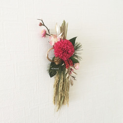 【Creema限定 送料お得！】ホットピンクのマムと梅のしめ飾り（BOX付き） 2枚目の画像