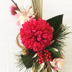 【Creema限定 送料お得！】ホットピンクのマムと梅のしめ飾り（BOX付き） 4枚目の画像