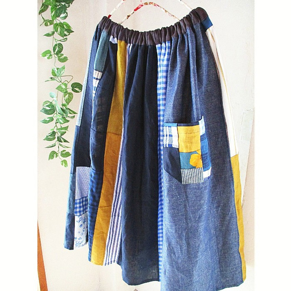 sold 爽やかブルー パッチポケットが可愛い 絵画なパッチワーク ギャザースカート チェック 花 ウエストゴム 1枚目の画像
