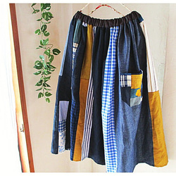 sold 爽やかブルー パッチポケットが可愛い 絵画なパッチワーク ギャザースカート チェック 花 ウエストゴム 2枚目の画像