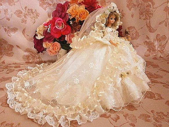 SOLD ジェニー ドレープ トレーン 真珠のブライダル ドレス 3枚目の画像