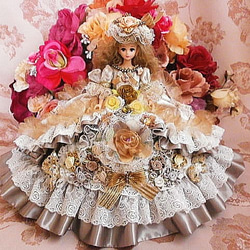 ジェニー ヴィクトリアの王妃 プラチナ ブロンズ ドレス 2枚目の画像