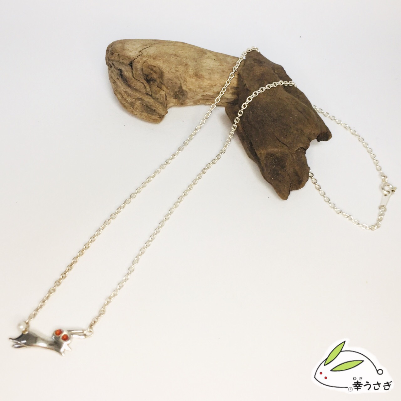 No.68 横向き跳ねうさぎネックレス_赤目 （sv925・メッキ無・パール・レジン）