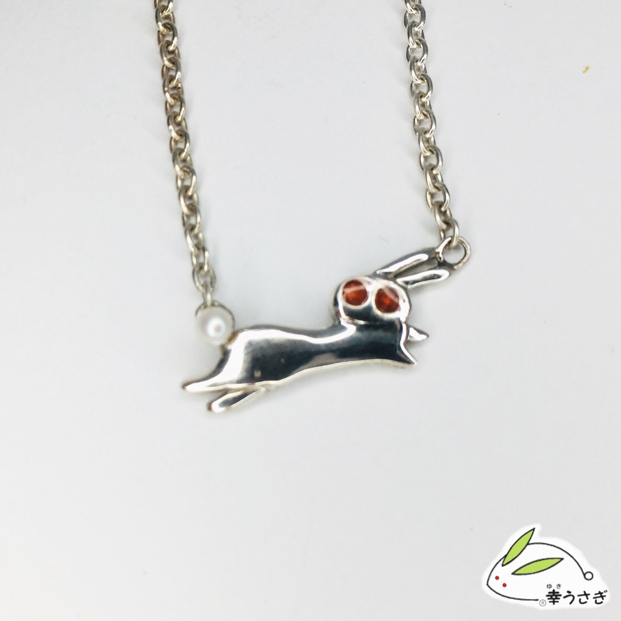 No.68 横向き跳ねうさぎネックレス_赤目 （sv925・メッキ無・パール・レジン）