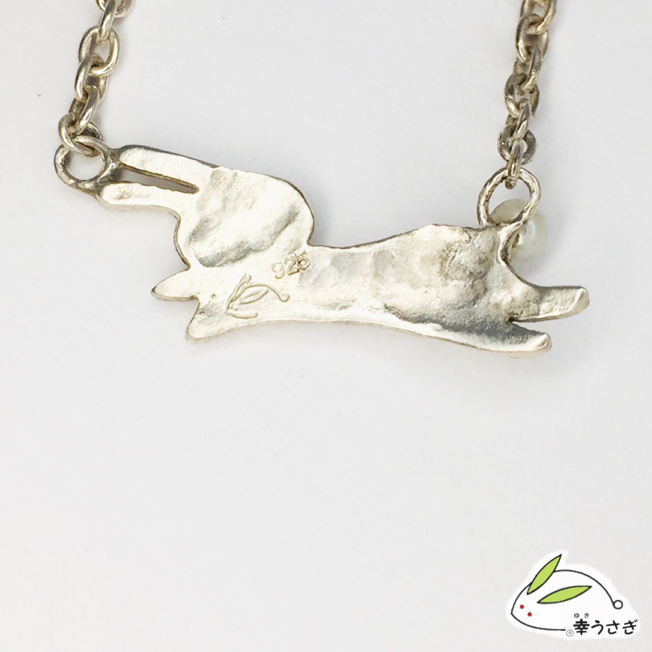 No.68 横向き跳ねうさぎネックレス_赤目 （sv925・メッキ無・パール・レジン）