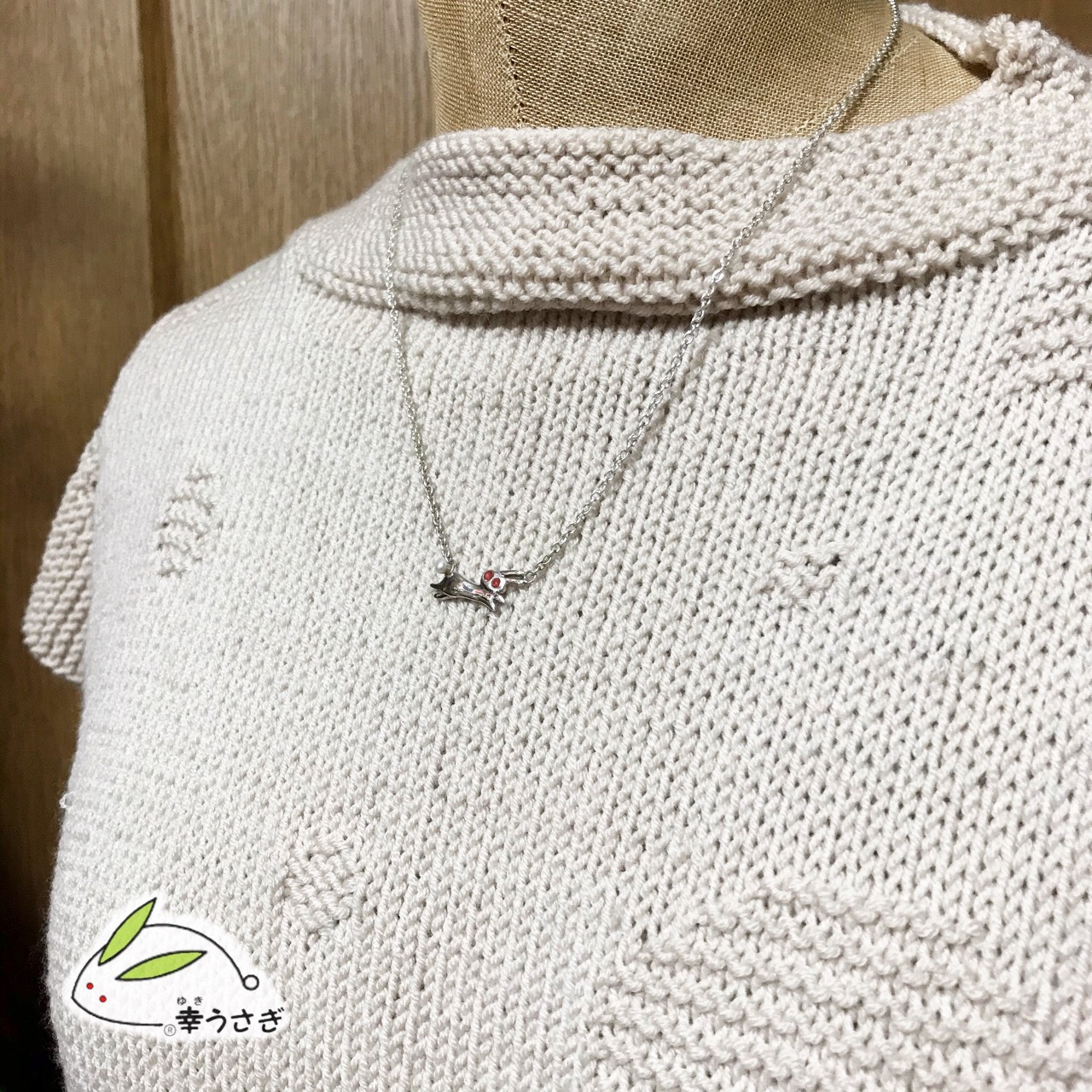 No.68 横向き跳ねうさぎネックレス_赤目 （sv925・メッキ無・パール・レジン）