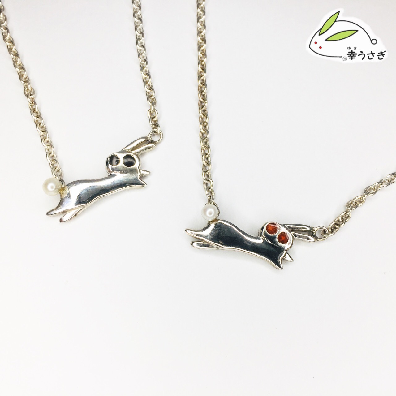 No.68 横向き跳ねうさぎネックレス_赤目 （sv925・メッキ無・パール・レジン）
