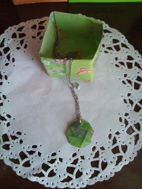 折り紙ネックレス（丸、緑） 1枚目の画像