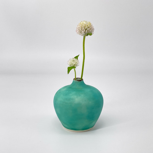 緑色の陶器製花瓶 花模様付き（ＡＩ自動入力） 緑色の陶器製花瓶 花模様付き（AI自動入力）