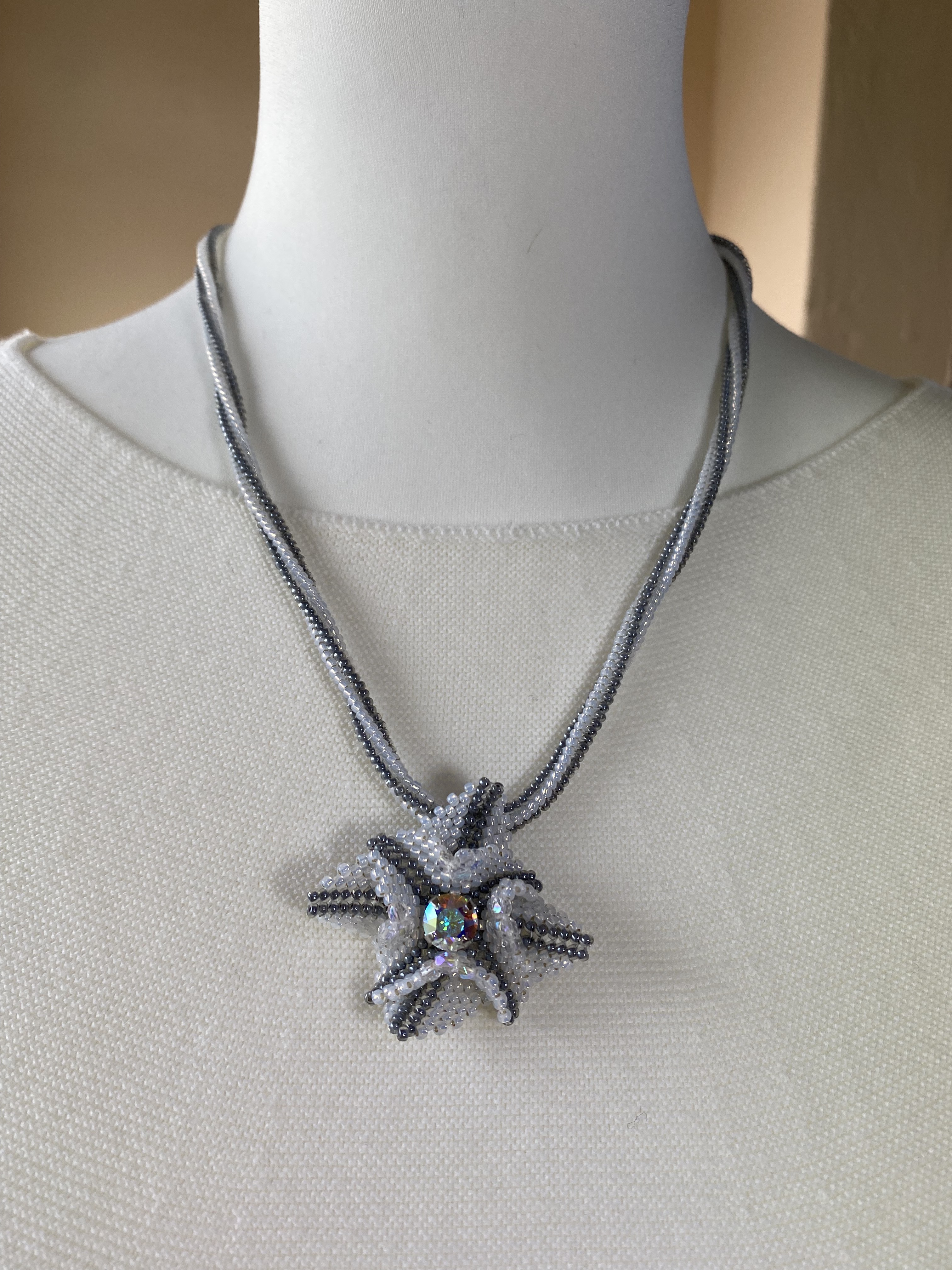 グレージュカラーのネックレス