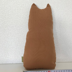 猫のぬいぐるみ_茶猫の人形（立） 3枚目の画像