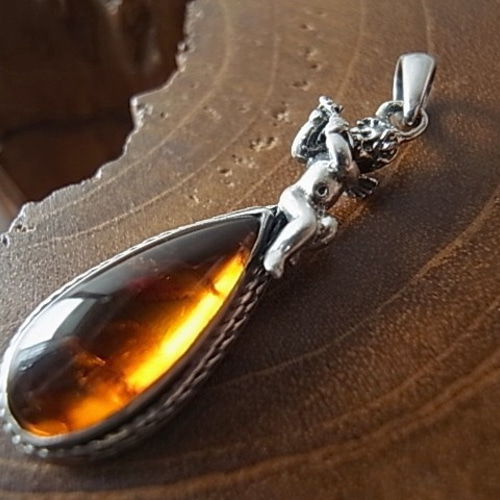 琥珀と笛吹く天使のペンダントトップ ペンダントトップ GINNOMICHI