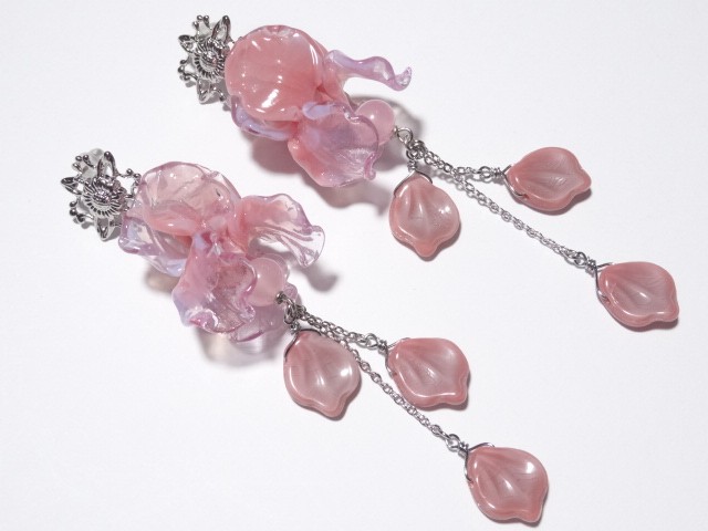 ディープピンク×オパールセントランプワークアイリスのピアス