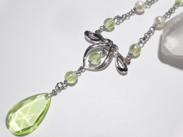 ペアシェイプウランガラスのペンダントネックレス