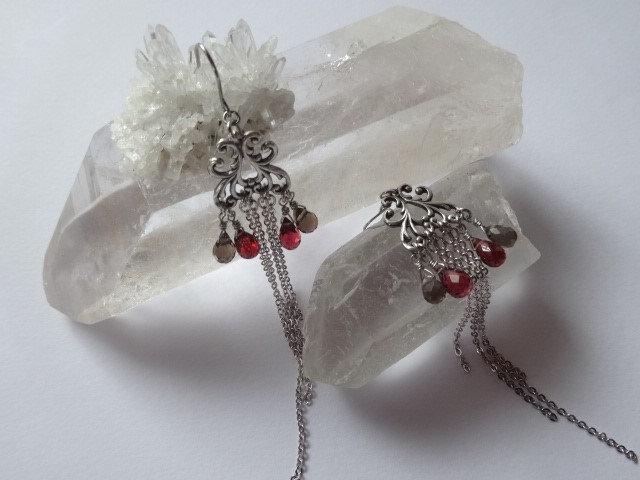 ガーネットとスモーキークォーツのスイングチェーンピアス