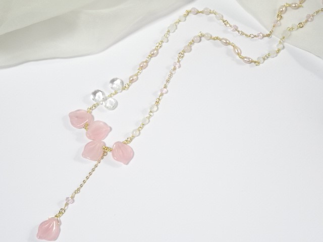 桜の花びらネックレス