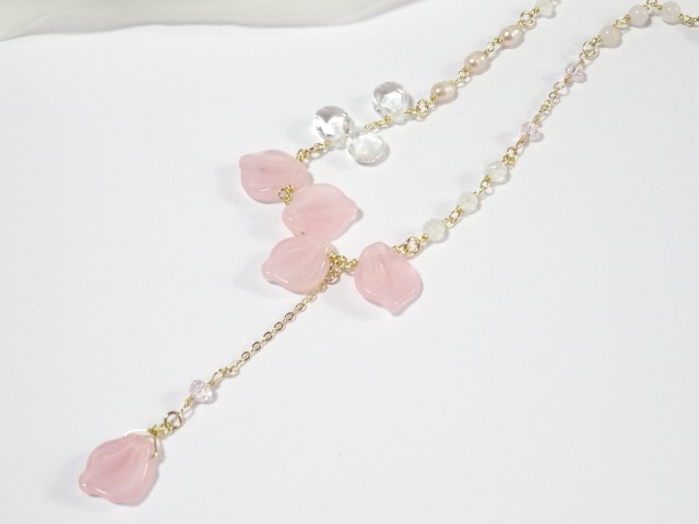 桜の花びらネックレス