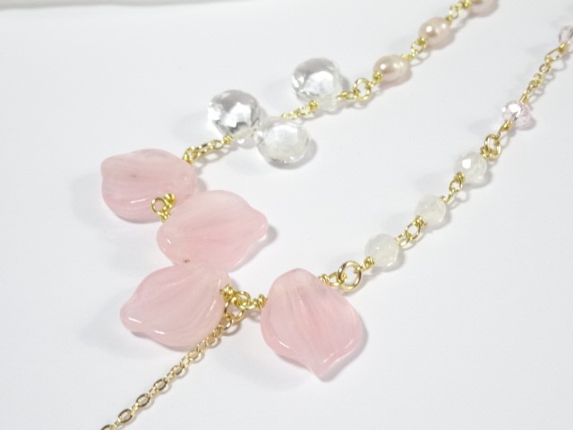 桜の花びらネックレス
