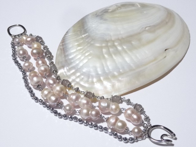 大粒ツインバロック淡水真珠の4連ブレスレット