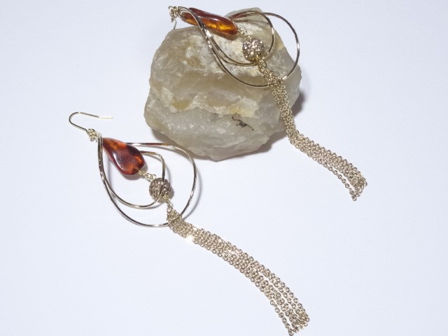 天然琥珀(アンバー)のデコラティブリーフロングピアス