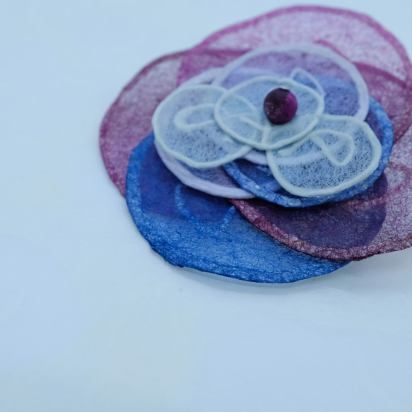 和紙糸ブローチ　"flower brooch01" 2枚目の画像