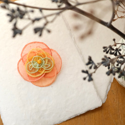 再販: 和紙糸ブローチ　"flower brooch02" 2枚目の画像