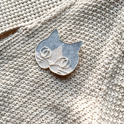 再販: 和紙糸絵のブローチ　”猫”ハチワレ 4枚目の画像
