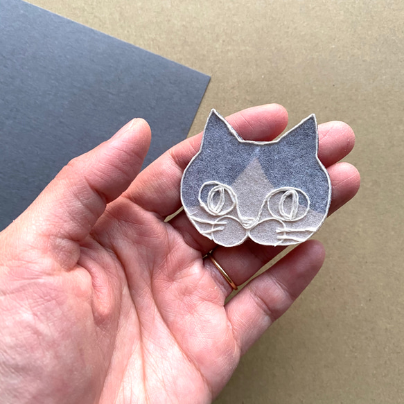 再販: 和紙糸絵のブローチ　”猫”ハチワレ 6枚目の画像