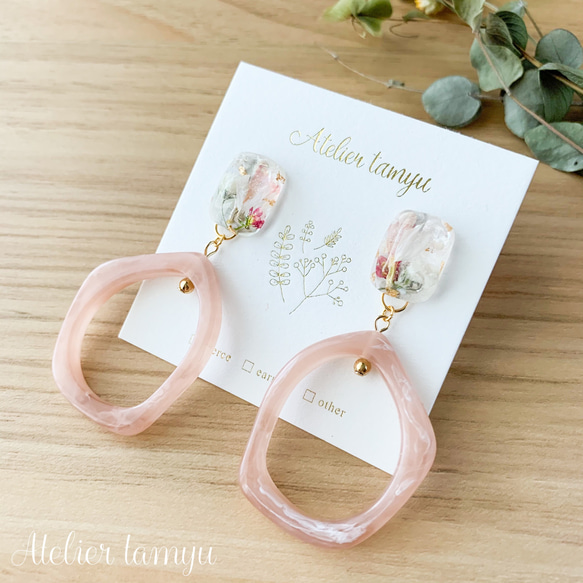 爽やかフラワーレジン&ピンクマーブル変形フープ ピアス/イヤリング 