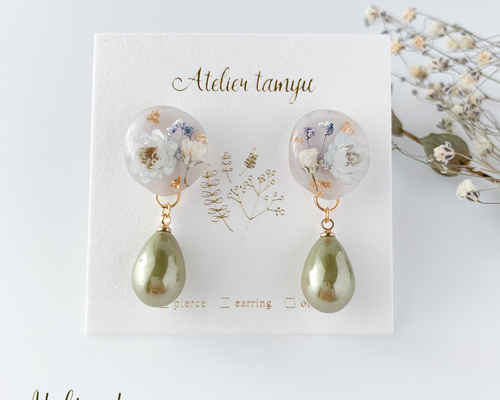 グレーフラワーレジン&グリーン雫ビーズ ピアス/イヤリング