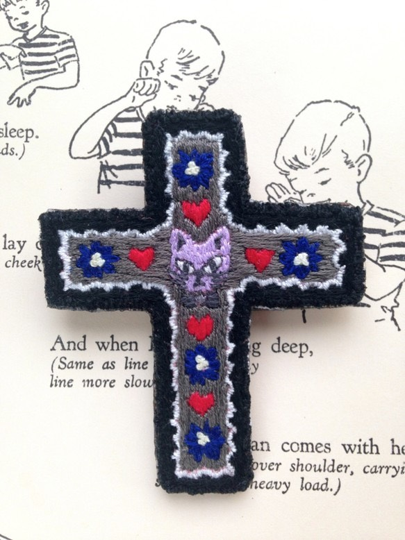 ねこの十字架 刺繍ブローチ　黒 1枚目の画像