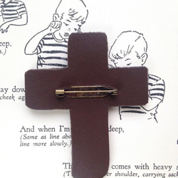 ねこの十字架 刺繍ブローチ　黒 3枚目の画像