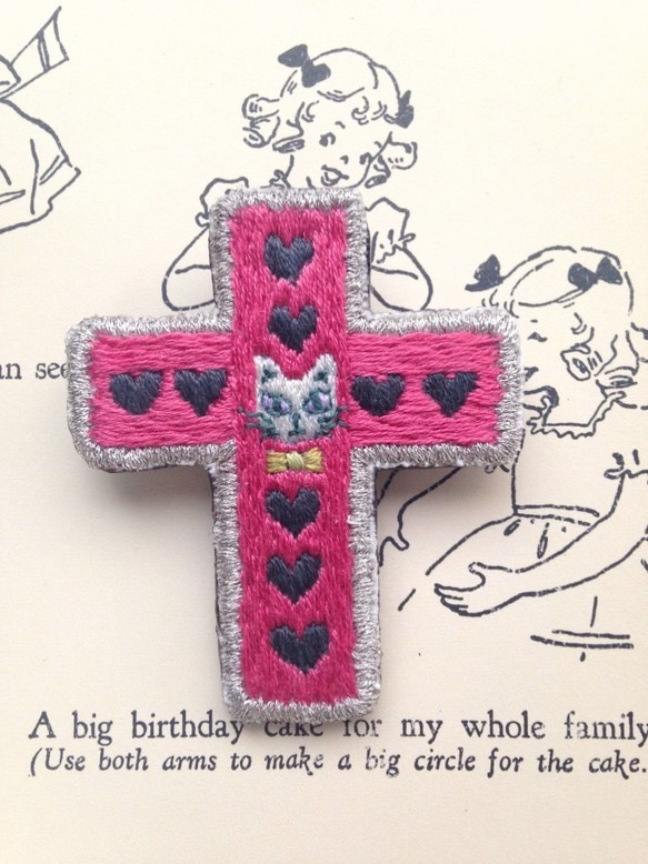 ねこの十字架 刺繍ブローチ　ピンク 1枚目の画像