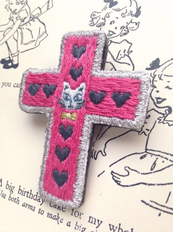 ねこの十字架 刺繍ブローチ　ピンク 2枚目の画像
