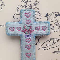 ねこの十字架 刺繍ブローチ baby blue 1枚目の画像
