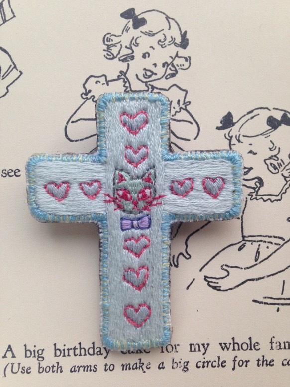 ねこの十字架 刺繍ブローチ baby blue 1枚目の画像