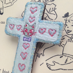 ねこの十字架 刺繍ブローチ baby blue 2枚目の画像
