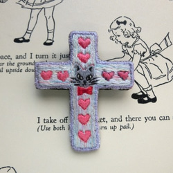 ねこの十字架 刺繍ブローチ オーロラ 1枚目の画像