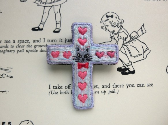 ねこの十字架 刺繍ブローチ オーロラ 1枚目の画像