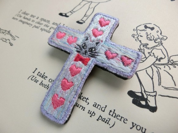 ねこの十字架 刺繍ブローチ オーロラ 2枚目の画像
