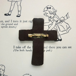 ねこの十字架 刺繍ブローチ オーロラ 3枚目の画像