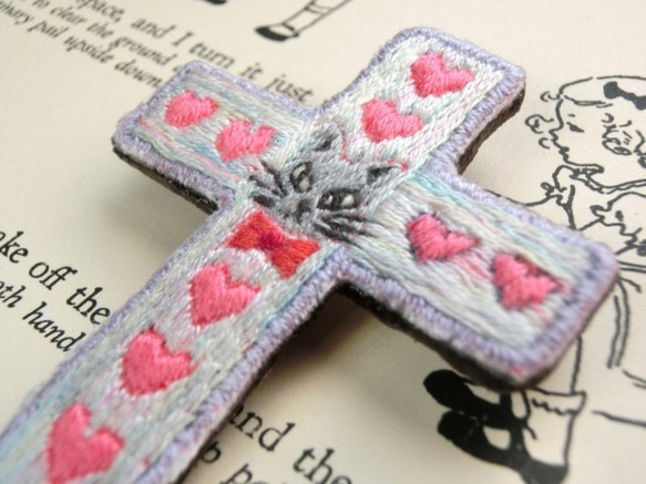 ねこの十字架 刺繍ブローチ オーロラ 4枚目の画像