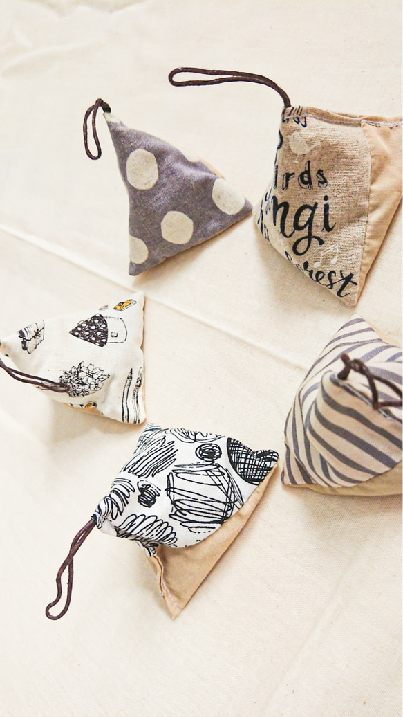 お手玉と幾何学模様の布製小物入れ お手玉と幾何学模様の布製小物入れ おしゃれなジャグリングバッグ5個
