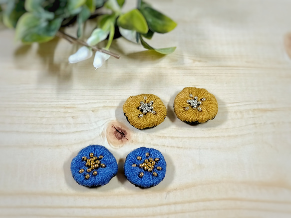 紫の丸いお花刺繍ピアス(ゴールドビーズと糸) 7枚目の画像